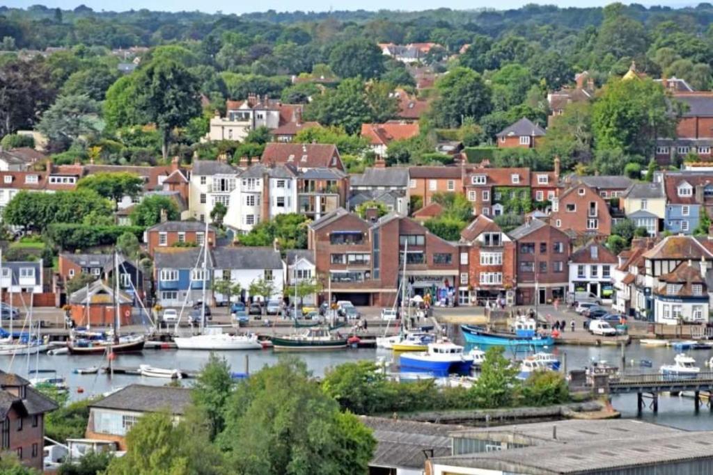 Stunning Luxury Apartment In Central Lymington Exterior foto